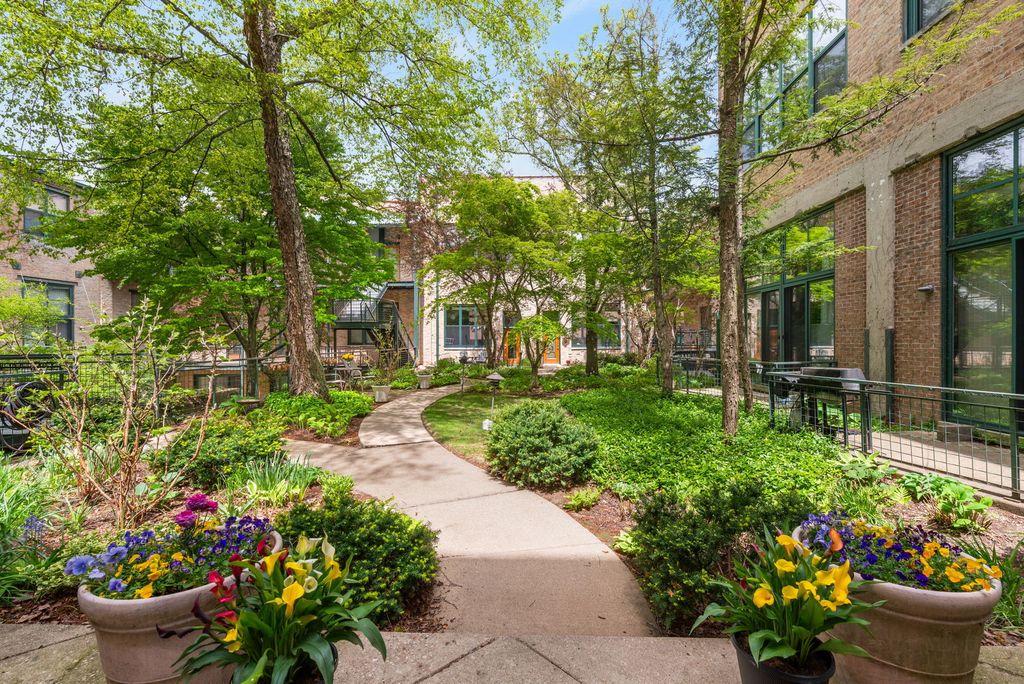 Image 21 of property listing at 601 Linden Place 121, Evanston, IL 60202