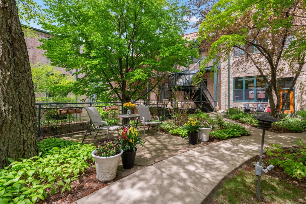 Image 22 of property listing at 601 Linden Place 121, Evanston, IL 60202