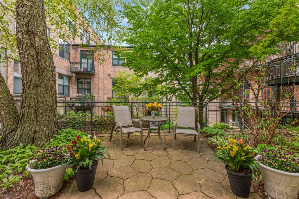 Image 23 of property listing at 601 Linden Place 121, Evanston, IL 60202