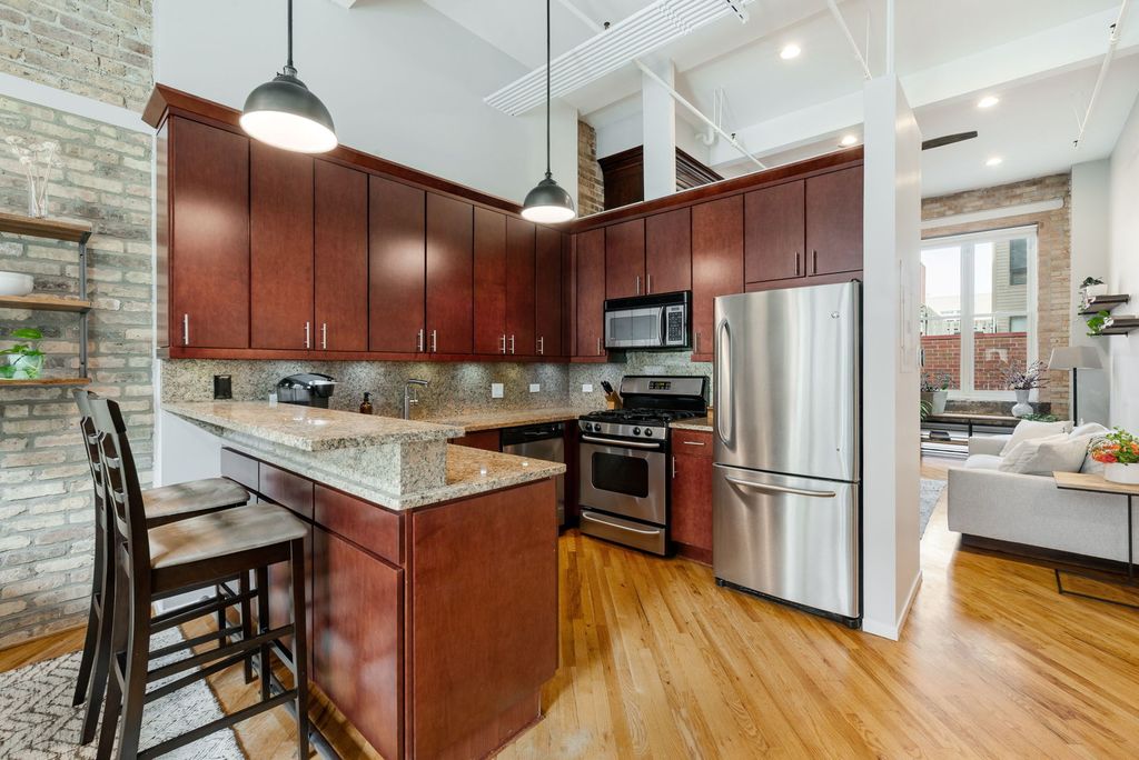 Image 4 of property listing at 601 Linden Place 121, Evanston, IL 60202