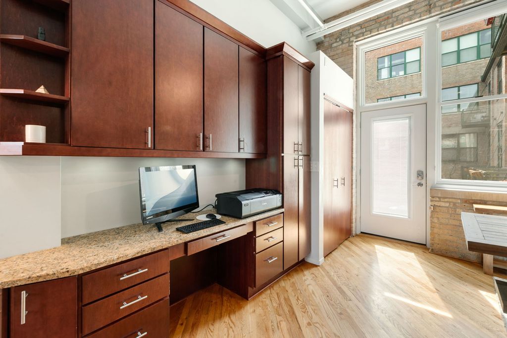 Image 5 of property listing at 601 Linden Place 121, Evanston, IL 60202