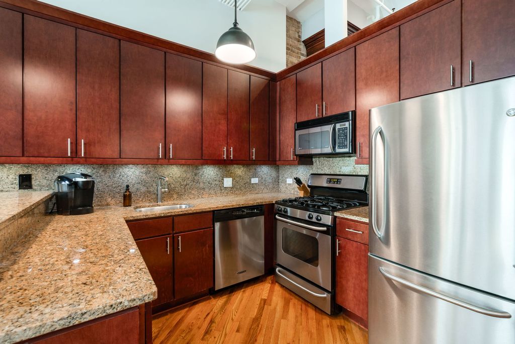 Image 6 of property listing at 601 Linden Place 121, Evanston, IL 60202