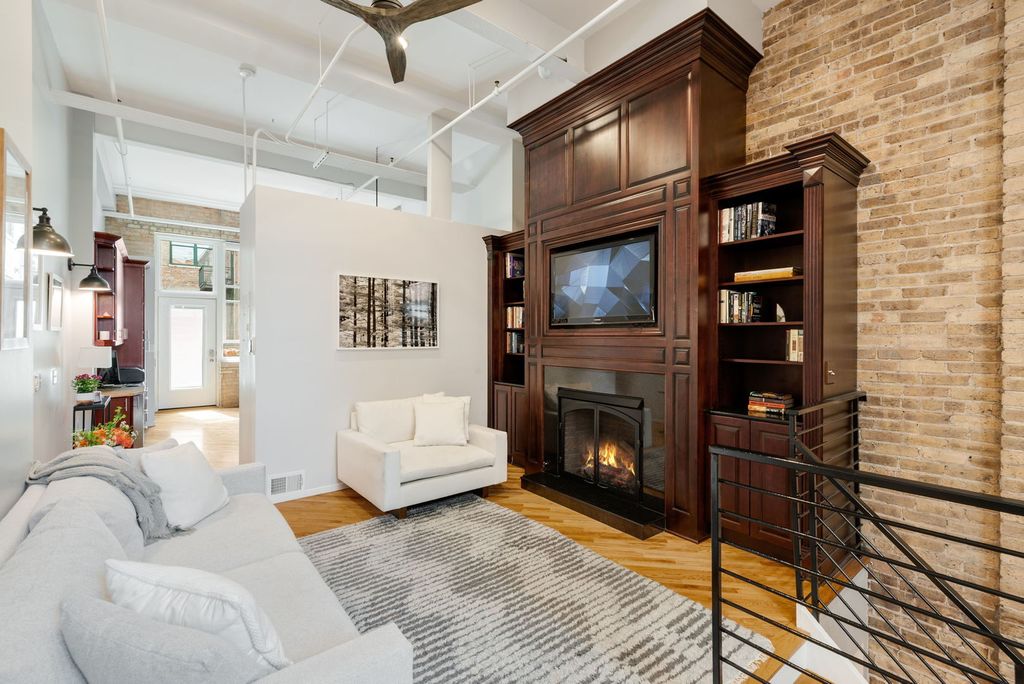 Image 7 of property listing at 601 Linden Place 121, Evanston, IL 60202