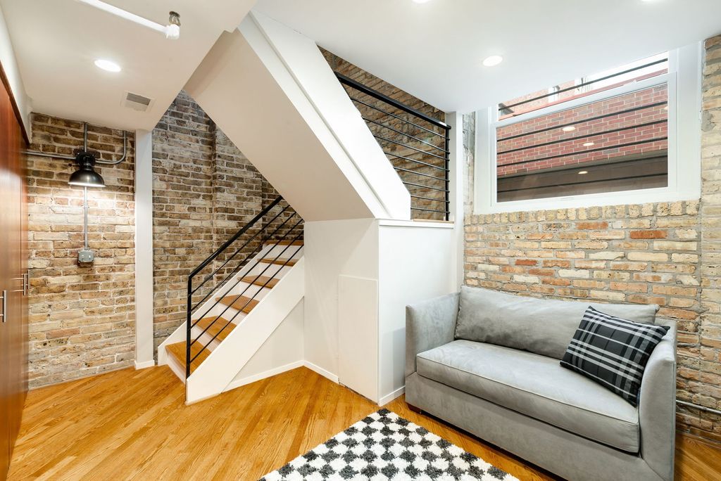 Image 9 of property listing at 601 Linden Place 121, Evanston, IL 60202