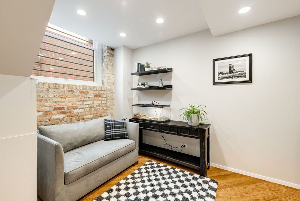Image 10 of property listing at 601 Linden Place 121, Evanston, IL 60202