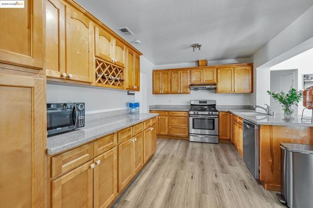 100 Lily Ct, Hercules, CA 94547