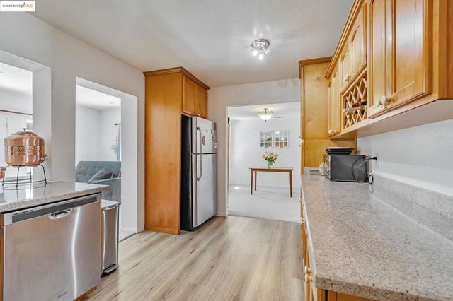 100 Lily Ct, Hercules, CA 94547