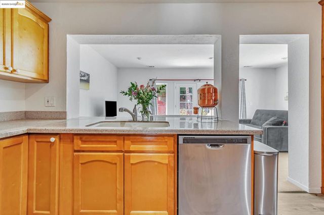 100 Lily Ct, Hercules, CA 94547