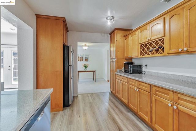 100 Lily Ct, Hercules, CA 94547