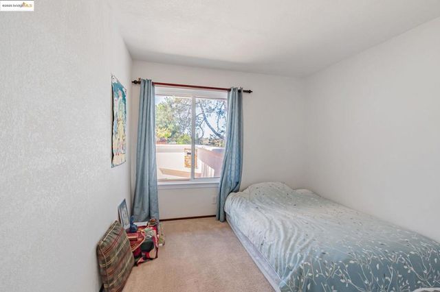 100 Lily Ct, Hercules, CA 94547