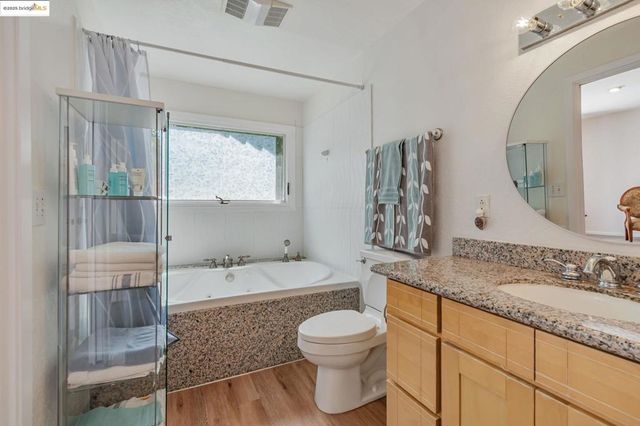 100 Lily Ct, Hercules, CA 94547