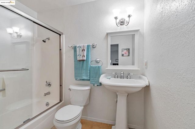 100 Lily Ct, Hercules, CA 94547
