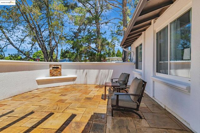 100 Lily Ct, Hercules, CA 94547