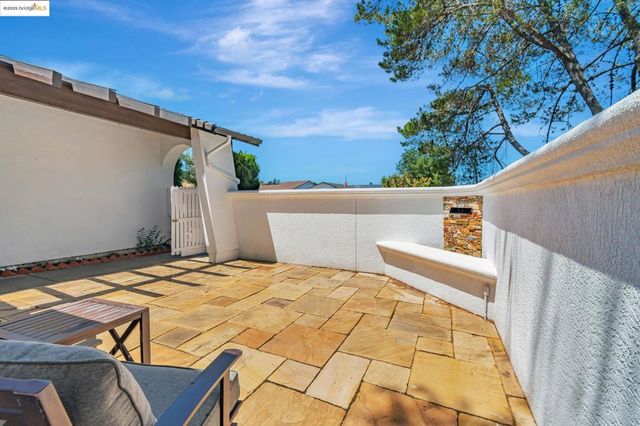 100 Lily Ct, Hercules, CA 94547