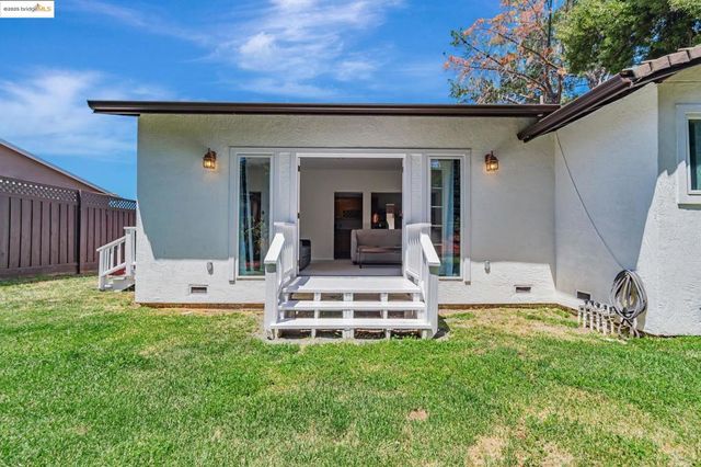 100 Lily Ct, Hercules, CA 94547