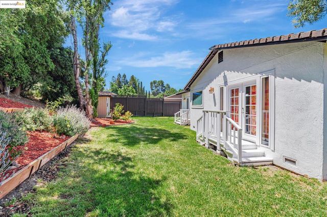 100 Lily Ct, Hercules, CA 94547