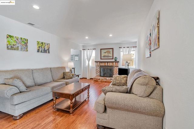 100 Lily Ct, Hercules, CA 94547