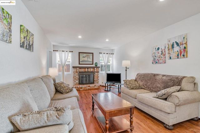 100 Lily Ct, Hercules, CA 94547