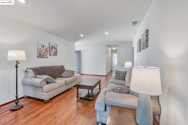 100 Lily Ct, Hercules, CA 94547