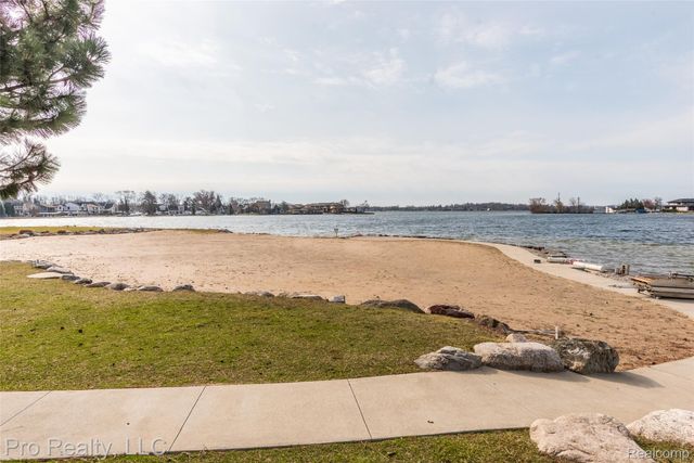 3559 Port Cove Drive, Waterford Charter Township, MI 48328