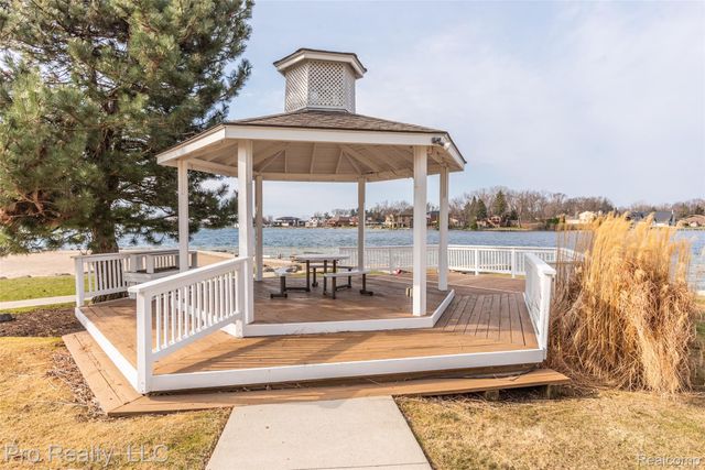 3559 Port Cove Drive, Waterford Charter Township, MI 48328