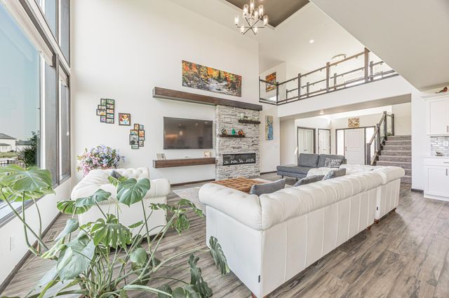 2432 Mcleod Drive E, West Fargo, ND 58078