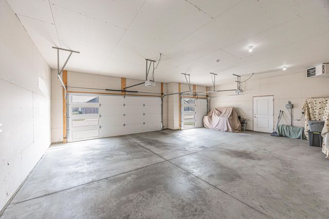 2432 Mcleod Drive E, West Fargo, ND 58078