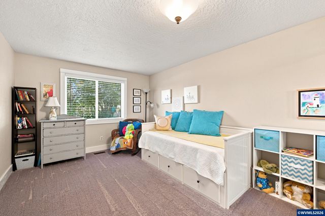 1050 Astor Wy, Woodburn, OR 97071