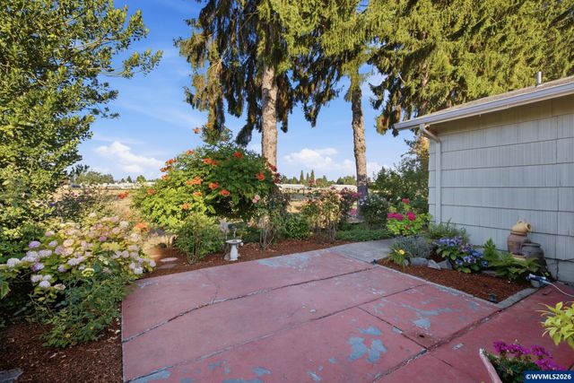 1050 Astor Wy, Woodburn, OR 97071