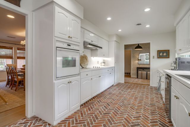 3917 Marys Creek Drive, Benbrook, TX 76116