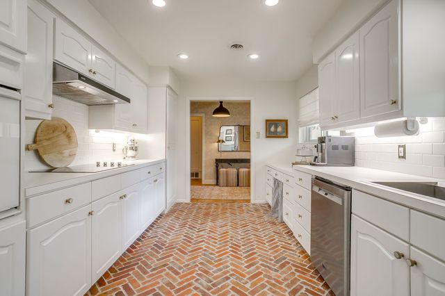 3917 Marys Creek Drive, Benbrook, TX 76116