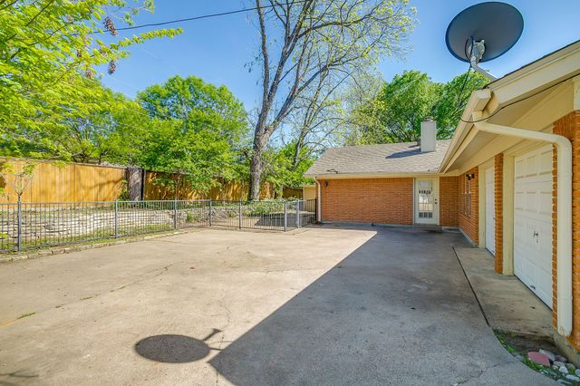 3917 Marys Creek Drive, Benbrook, TX 76116