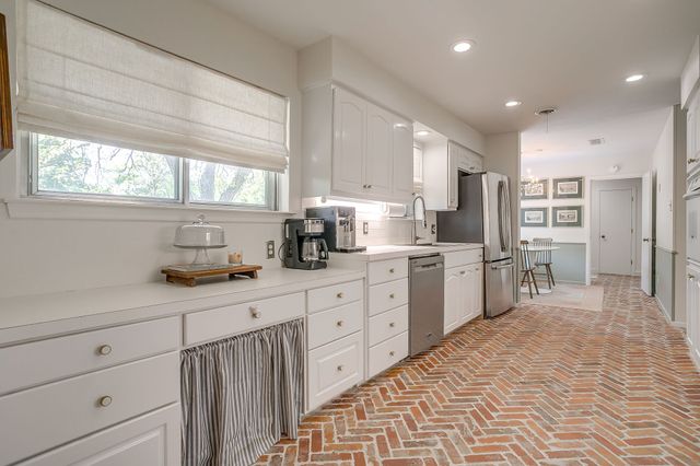 3917 Marys Creek Drive, Benbrook, TX 76116