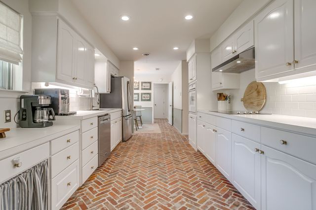 3917 Marys Creek Drive, Benbrook, TX 76116