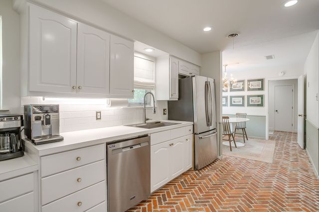 3917 Marys Creek Drive, Benbrook, TX 76116