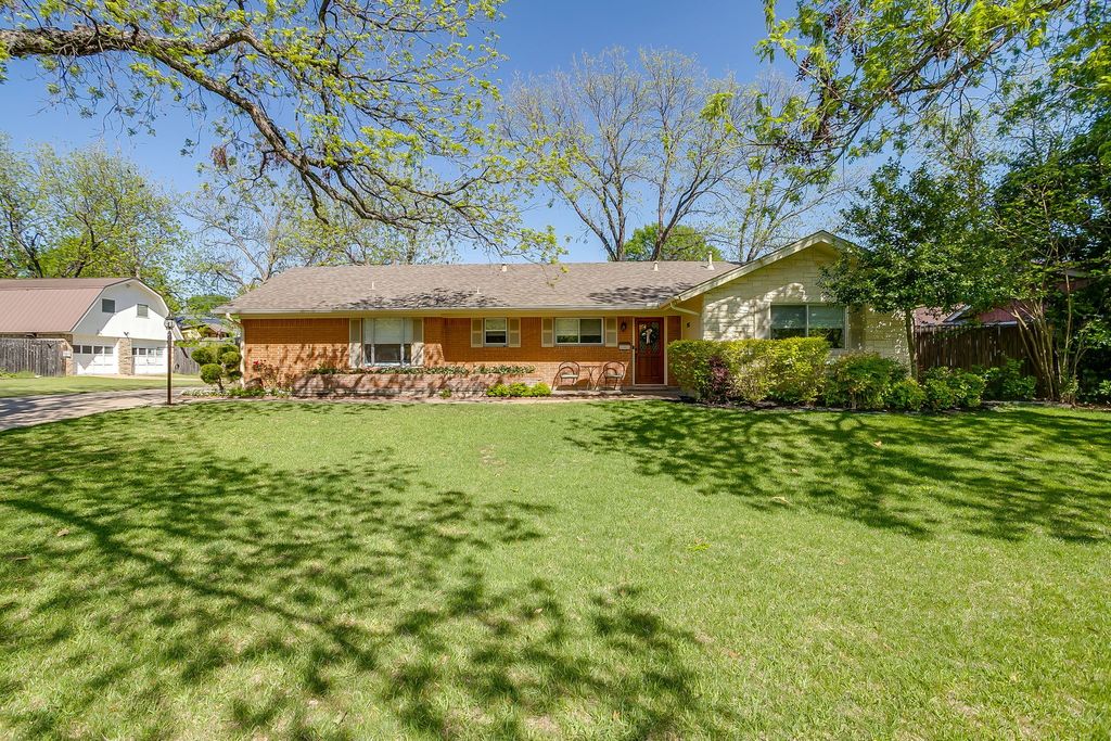 3917 Marys Creek Drive, Benbrook, TX 76116