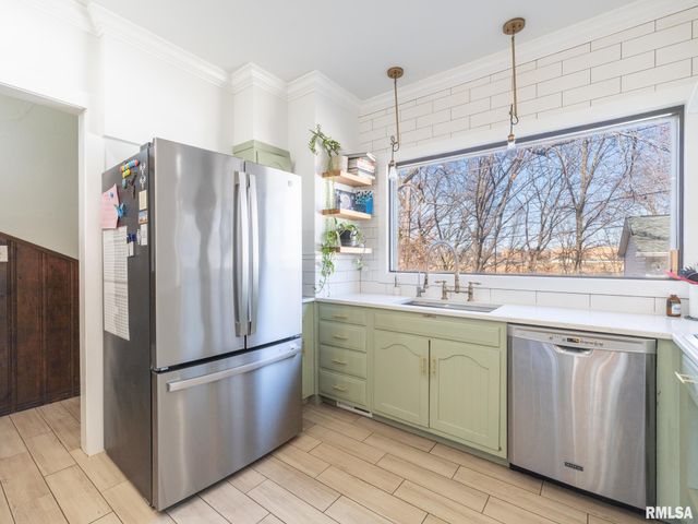 1401 W PARKSIDE Drive, Peoria, IL 61606