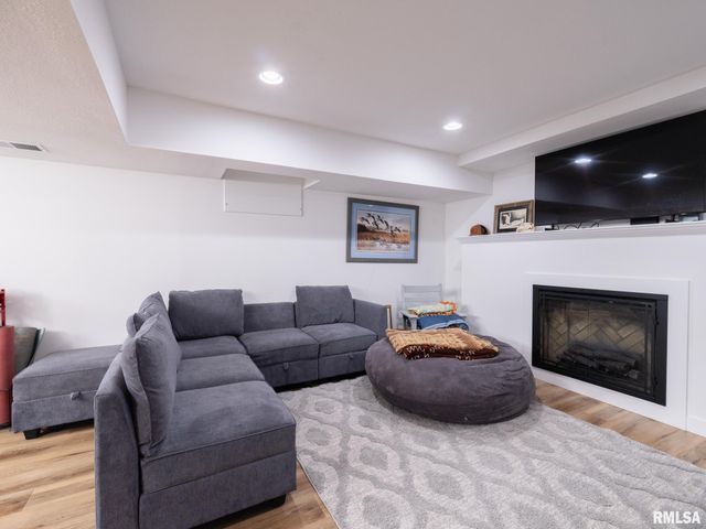 1401 W PARKSIDE Drive, Peoria, IL 61606