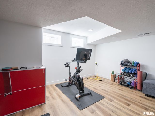 1401 W PARKSIDE Drive, Peoria, IL 61606