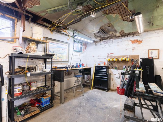 1401 W PARKSIDE Drive, Peoria, IL 61606