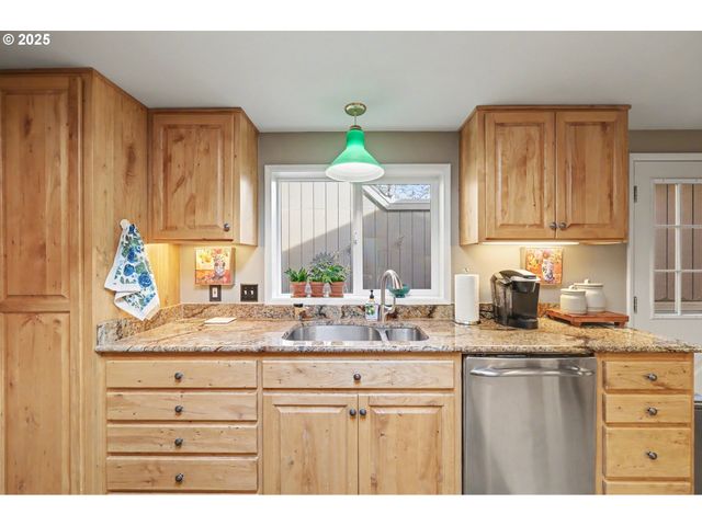 21 WESTBROOK Way, Eugene, OR 97405