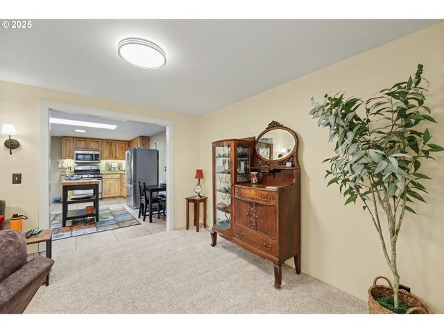 21 WESTBROOK Way, Eugene, OR 97405