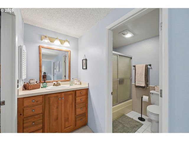 21 WESTBROOK Way, Eugene, OR 97405