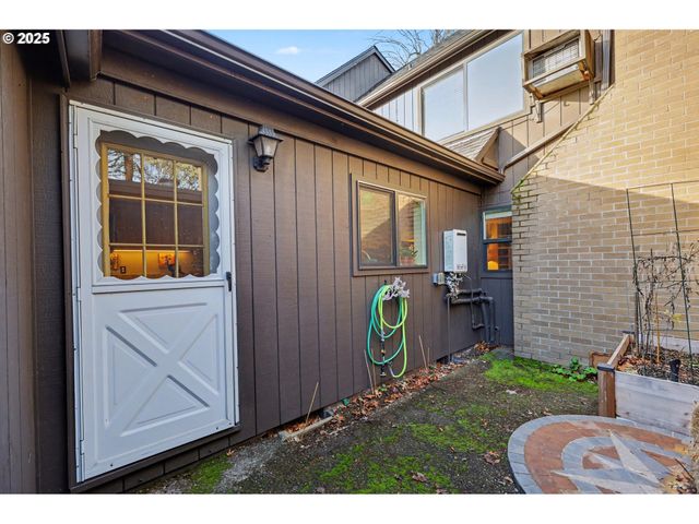 21 WESTBROOK Way, Eugene, OR 97405