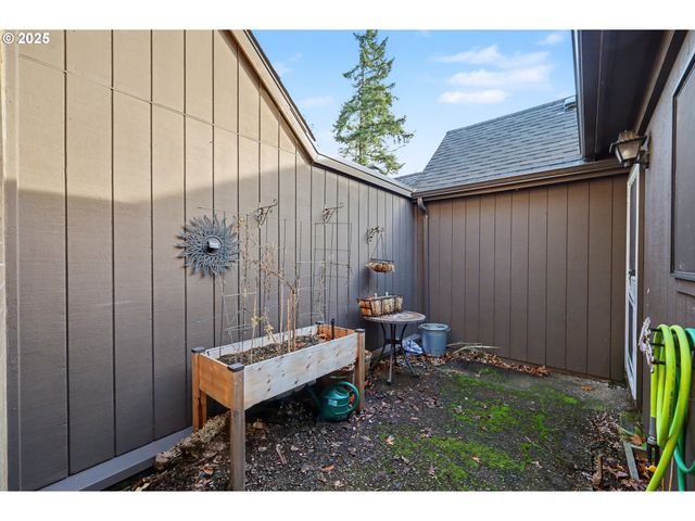 21 WESTBROOK Way, Eugene, OR 97405