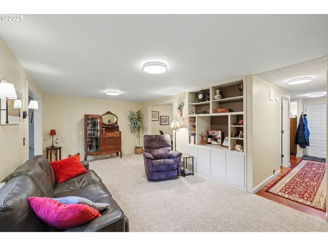 21 WESTBROOK Way, Eugene, OR 97405