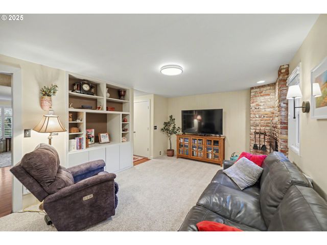 21 WESTBROOK Way, Eugene, OR 97405