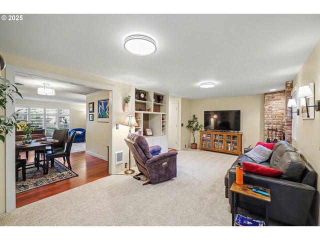 21 WESTBROOK Way, Eugene, OR 97405