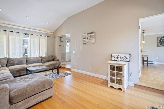 7 Washington Avenue, Miller Place, NY 11764