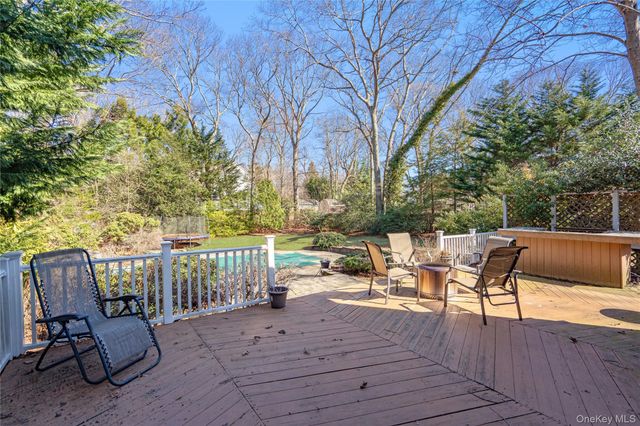 7 Washington Avenue, Miller Place, NY 11764